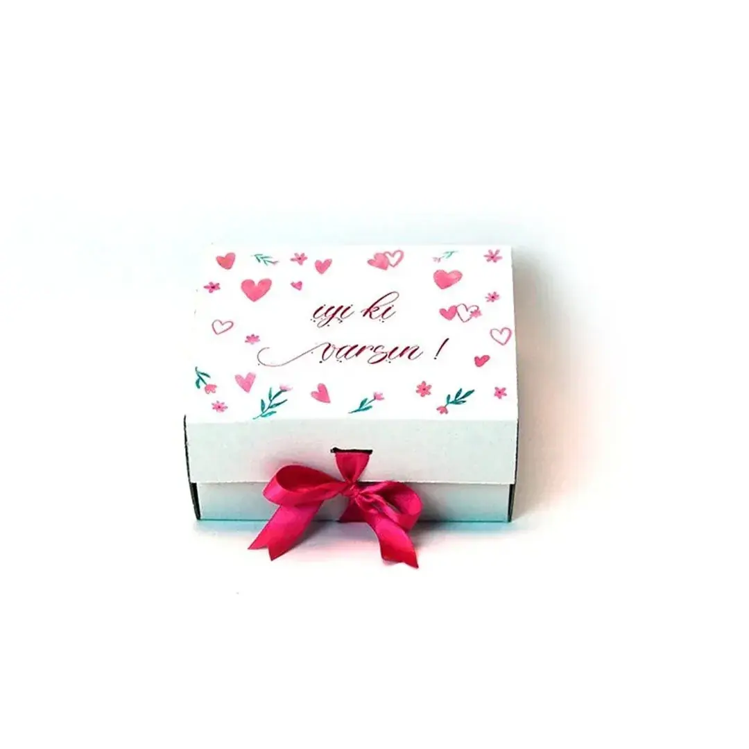 İyi ki Varsın Kurdeleli Hediye Kutusu 20x15x10 cm